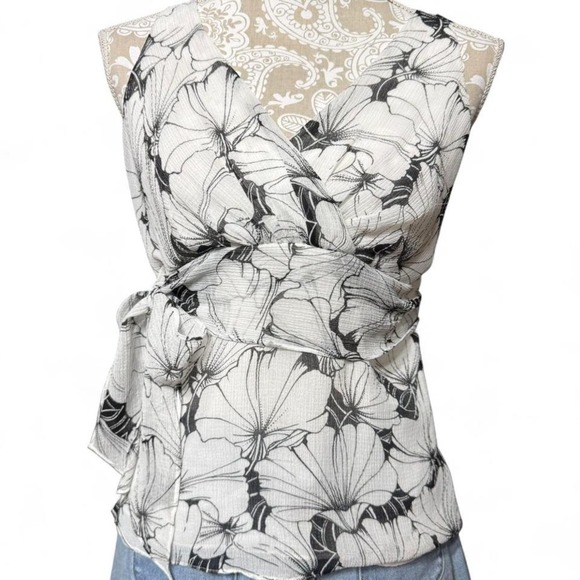 LOFT Petites Black White Floral Wrap Blouse Women's 6P Sleeveless Workwear Top - Picture 2 of 7